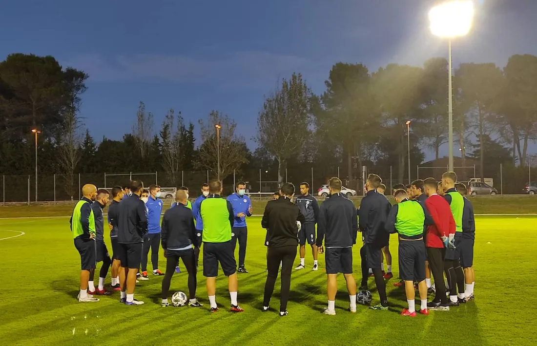 La selecció absoluta, amb una llista on només hi ha tres defenses centrals, es va entrenar ahir al CAR de Sant Cugat. Foto: Twitter FAF
