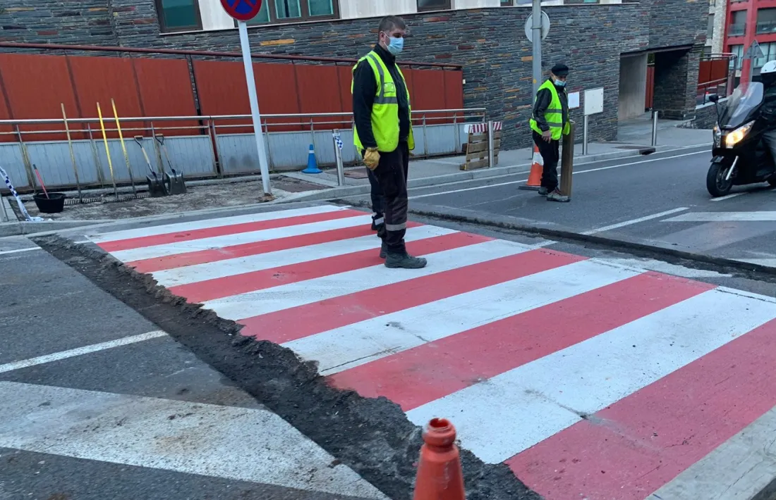 Treballadors del Comú a les obres del pas de vianants.