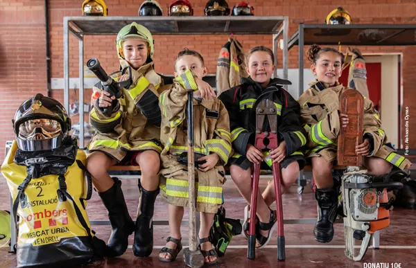 152399_calendari-bombersambcausa-2021_portada_800