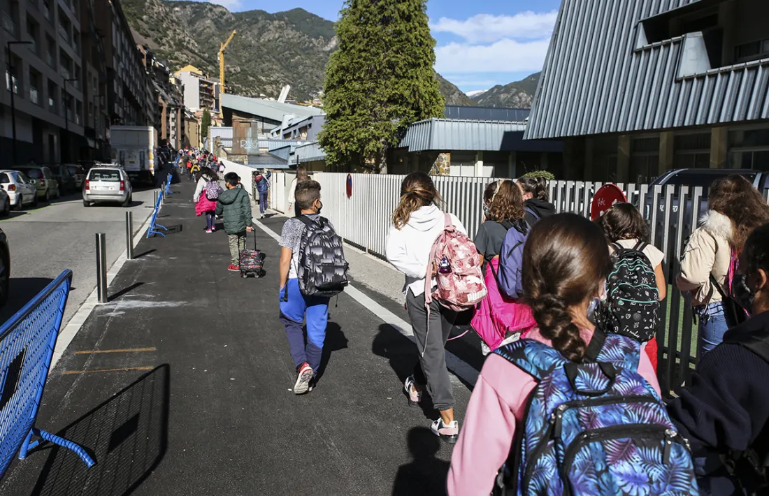 Alumnes sortint del centre.