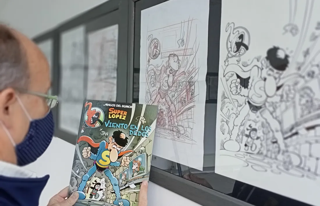 Pieras contempla la portada del nou àlbum davant de les planxes amb el primer esbós i l’entitat.