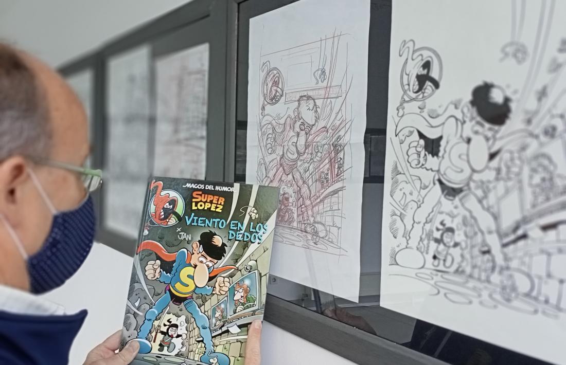 Pieras contempla la portada del nou àlbum davant de les planxes amb el primer esbós i l’entitat.