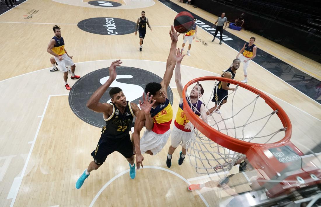 ‘Tyson’ Pérez lluitant per un rebot amb ‘Edy’ Tavares, en el partit de la Fase Final. Foto: ACB Photo