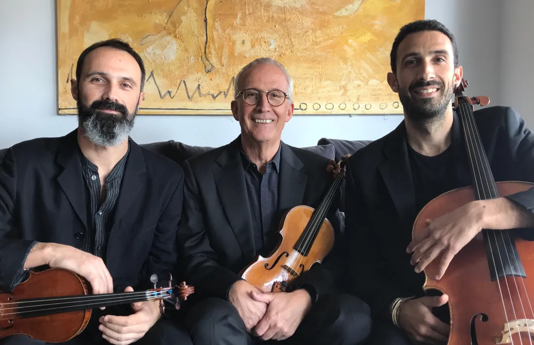 Gerard Claret, al centre, amb el seu Guillemí del 1767, acompanyat dels seus fills Jordi (violoncel) i Sergi (viola): tots tres són el Trio Claret.