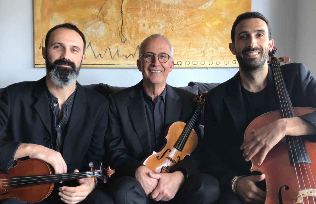 Gerard Claret, al centre, amb el seu Guillemí del 1767, acompanyat dels seus fills Jordi (violoncel) i Sergi (viola): tots tres són el Trio Claret.