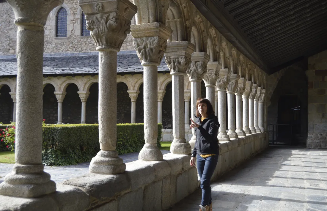 Clara Arbués als claustres de la catedral de Santa Maria. Algun element relacionat amb els capitells sortirà al joc, avança.