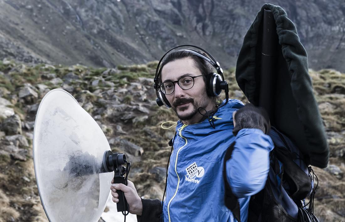 El músic escaldenc, amb els micròfons i la gravadora a sobre i cap a Sorteny.