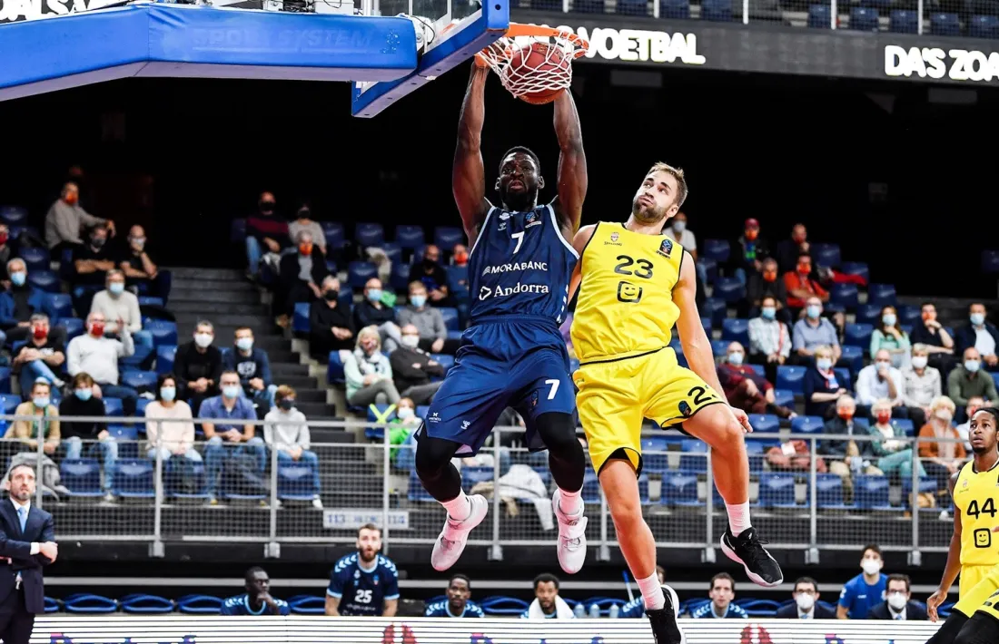 ‘Tunde’ Olumuyiwa esmaixa en el partit contra el Telenet Giants Antwerp. Foto: Gmax Agency