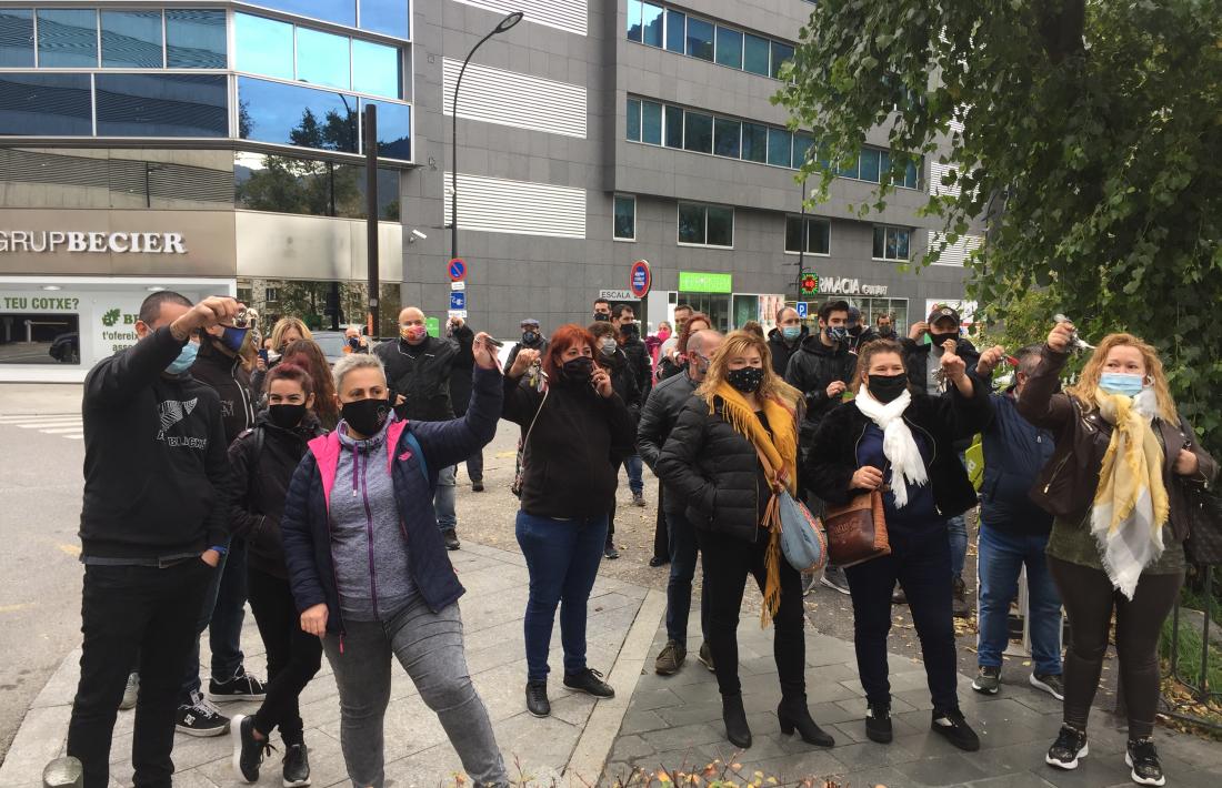 Els manifestants fent sonar les claus i demanant poder treballar.