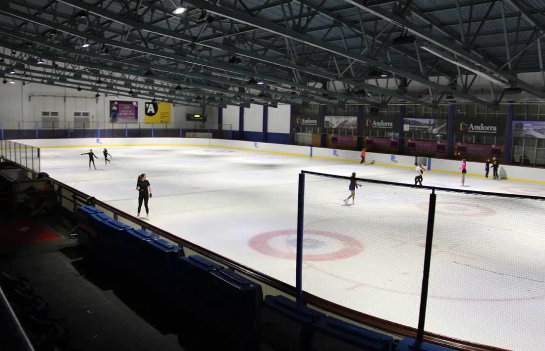 Usuaris a la pista del Palau de Gel.