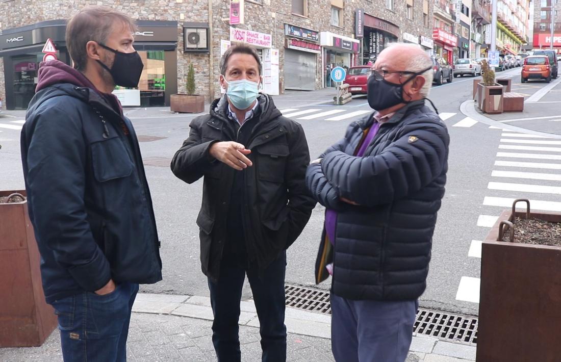 Els representants socialdemòcrates en la seva visita al Pas de la Casa.
