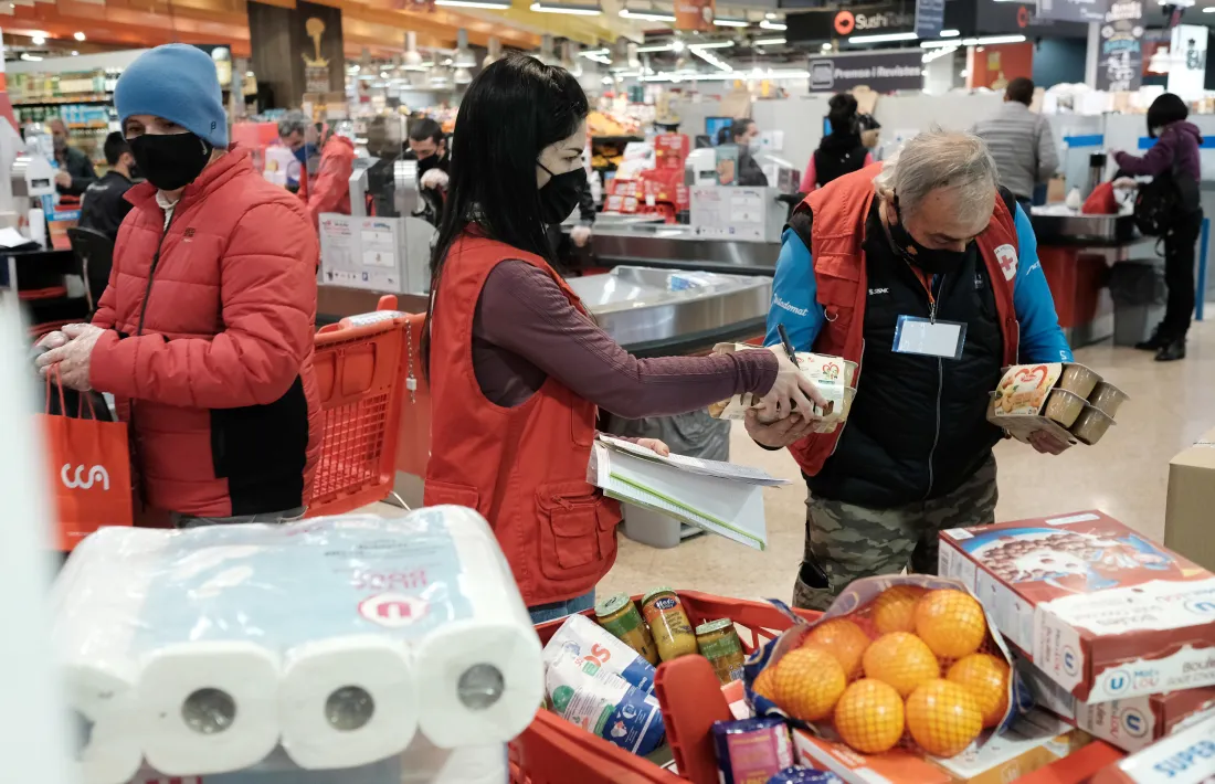 Un moment de la recollida de productes als supermercats aquest cap de setmana.