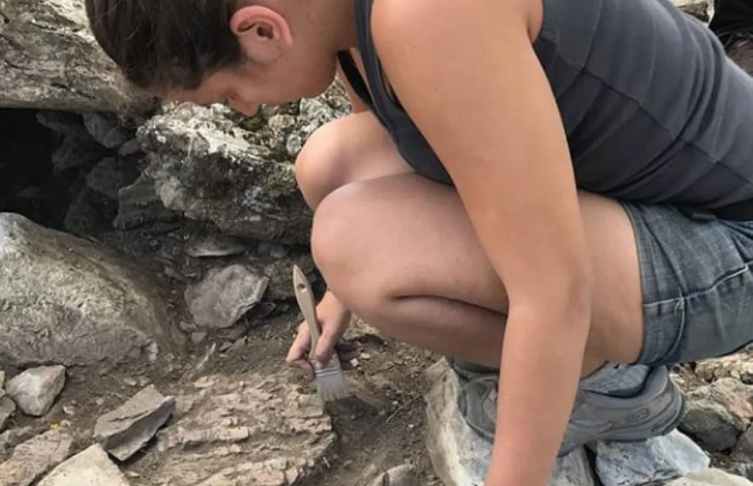 L’arqueòloga escaldenca excavant l’estiu del 2017 el dolmen de la Llosa, a Bescaran.