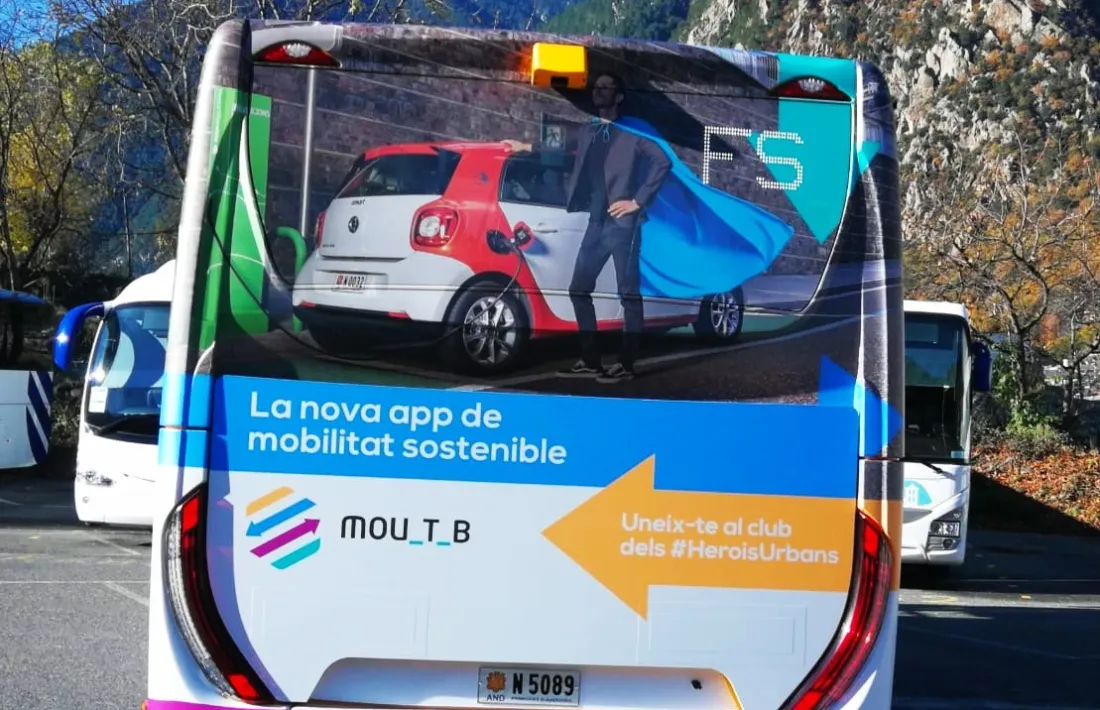 La promoció de l'aplicació als autobusos.