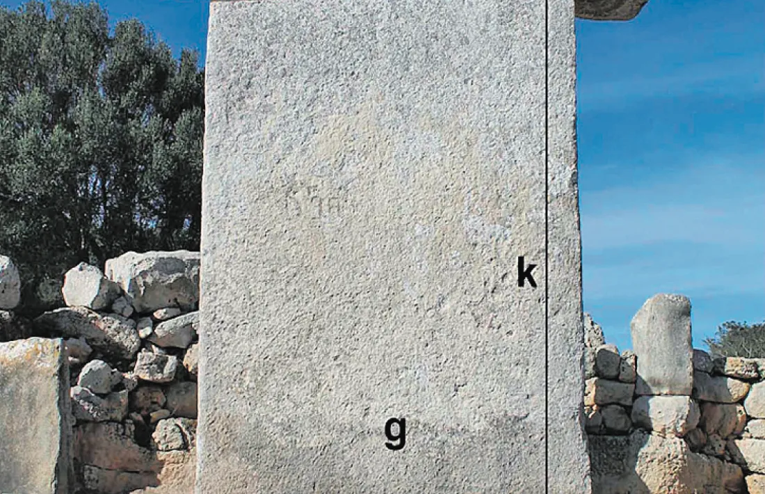 Taula de Torralba d’en Salort, que fa cinc metres d’alçada, amb el fals vano i la llinda, i porta d’una casa circular de Torre d’en Galmés.