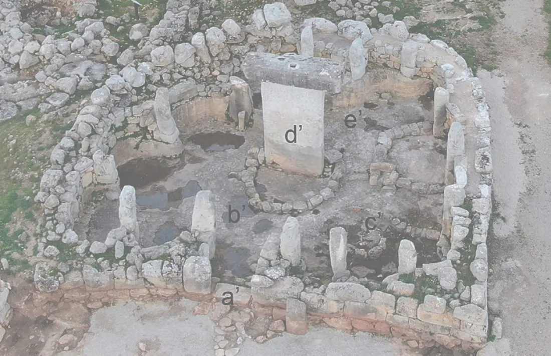 Planta d’una casa circular típica, amb l’entrada a l’habitació principal maracada amb una d. A la dreta, recinte de taula, amb la taula (d). Les semblances són òbvies.