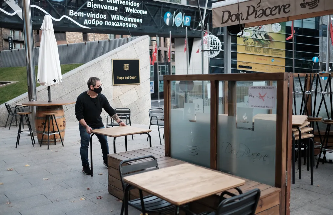 Últims retocs en la situació de les taules al Don Piaccere.