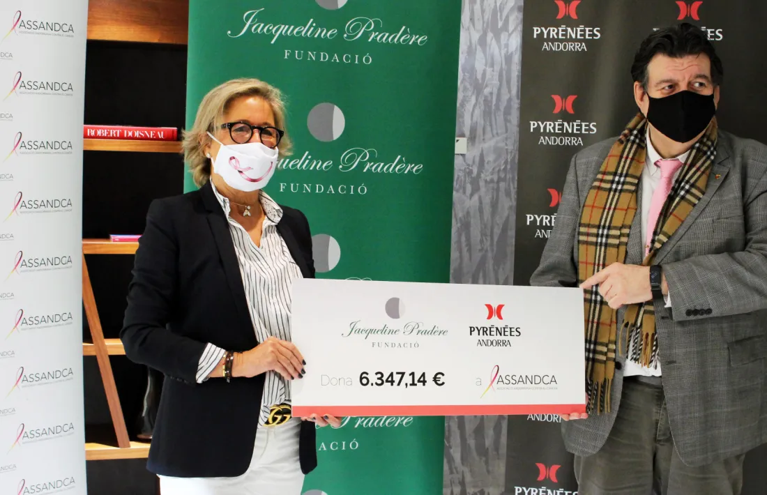El xec amb la recaptació de la caminada contra el càncer.