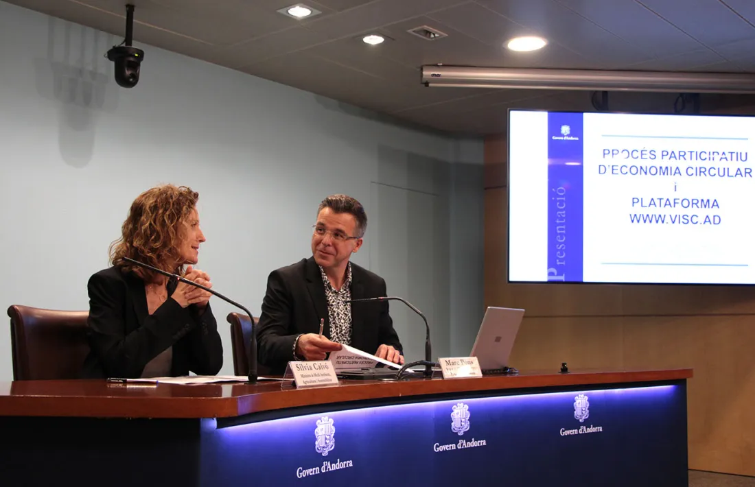 La ministra Sílvia Calvó i Marc Pons durant la presentació de l'enquesta.