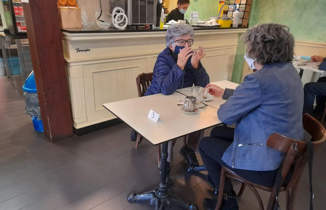 Dues de les clientes que ahir es van acostar a la granja, amb la mascareta mentre no estaven consumint.