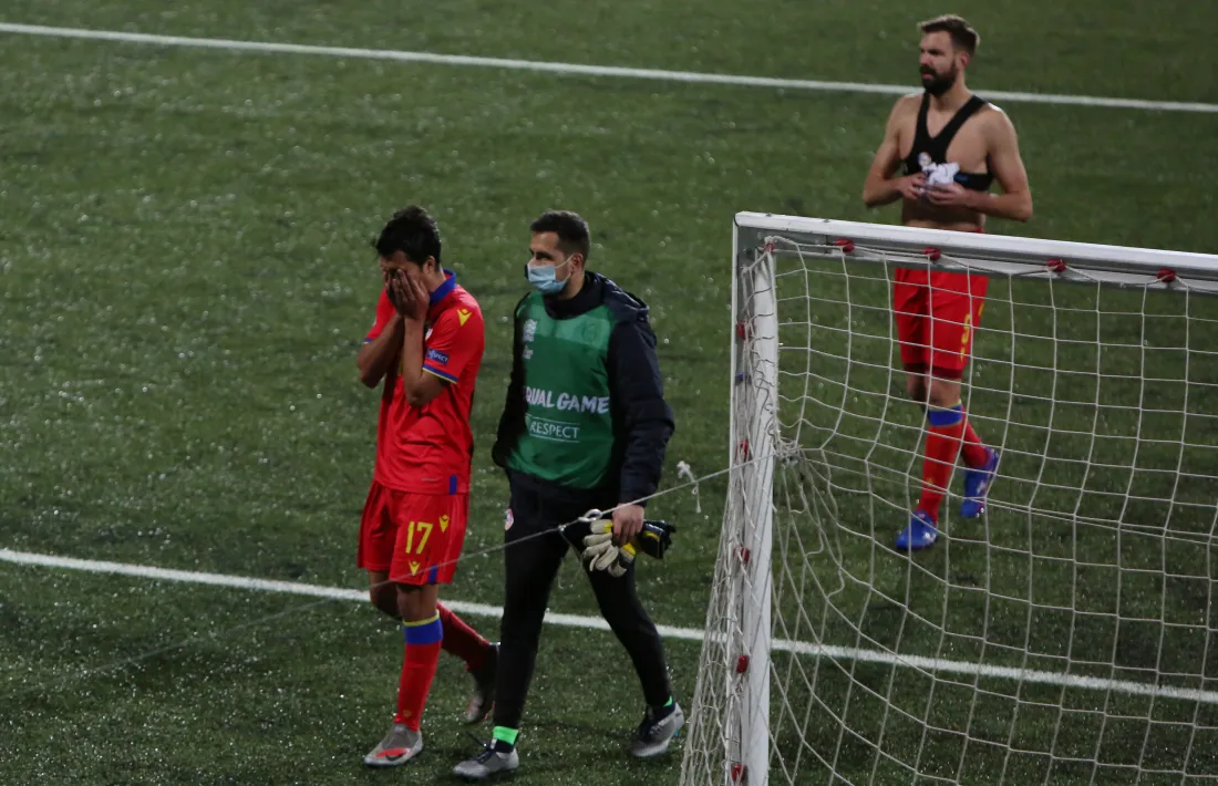 El migcampista Joan Cervós marxa del terreny de joc força decebut després de la golejada de Letònia a la selecció a la Nations.Foto: Facundo Santana