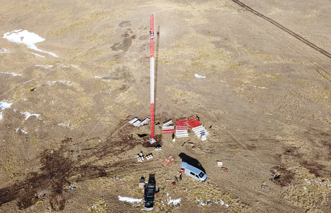 La instal·lació del màstil de mesures al pic del Maià.