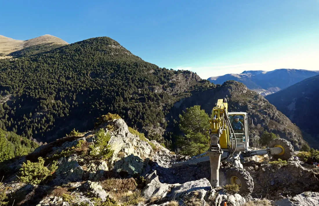 Els treballs a la zona on s'ha d'ubicar la passarel·la tibetana.