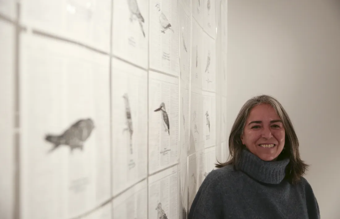 Baygual, al costat d’un dels blocs de ‘84 aus migratòries’, la instal·lació que presenta a la Riberaygua.