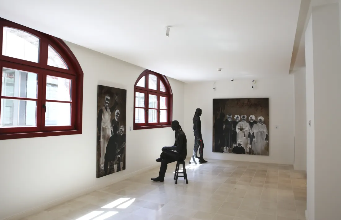 La planta baixa del Rosaleda, avui destinada a sala d’exposicions i que hauria d’encabir dependències de l’Arxiu.