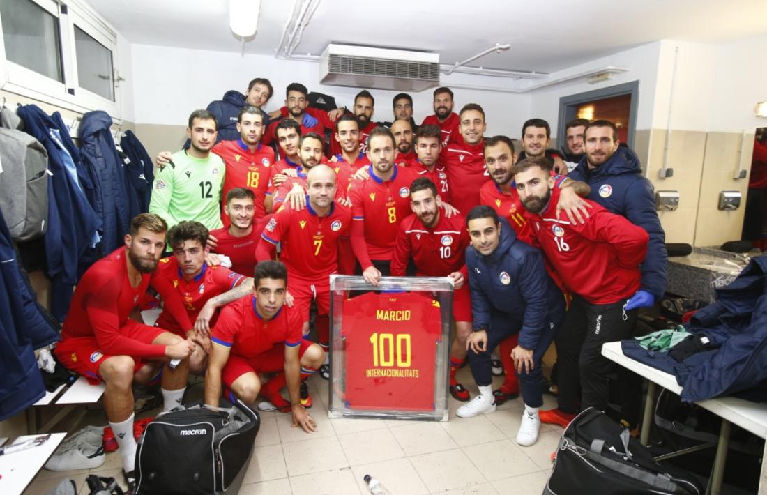 Márcio Vieira va ser homenatjat pels seus companys de selecció. Foto: Twitter FAF