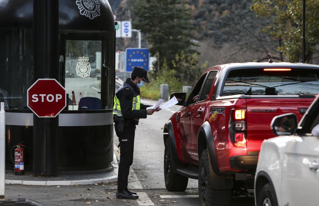 Els vehicles que avui han creuat la frontera han hagut de passar, encara, els controls pertinents de la policia espanyola.
