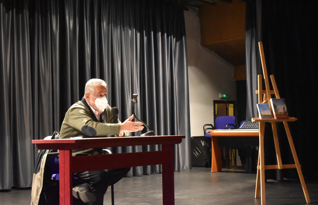 L'escriptor Rafel Nadal durant la xerrada literària.