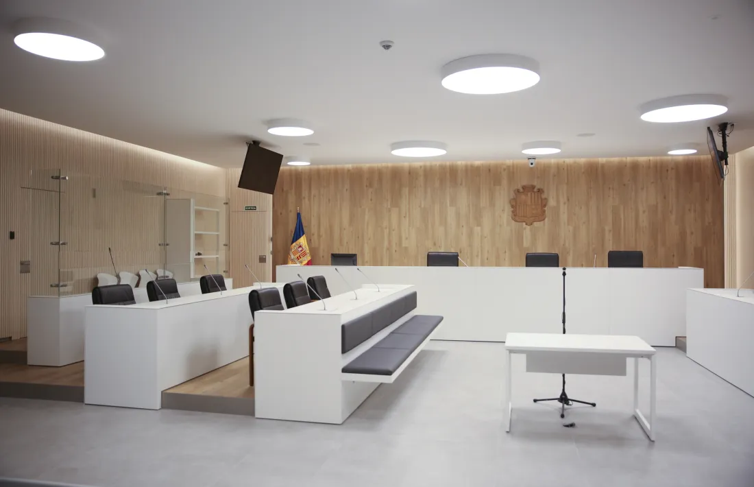 Una sala de vistes de la Seu de la Justícia.