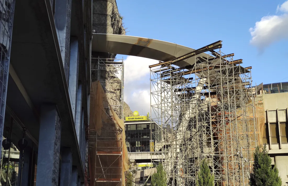 Ahir ja es podia veure la imatge completa de la passarel·la que uneix la plaça del Poble amb el carrer de la Vall.
