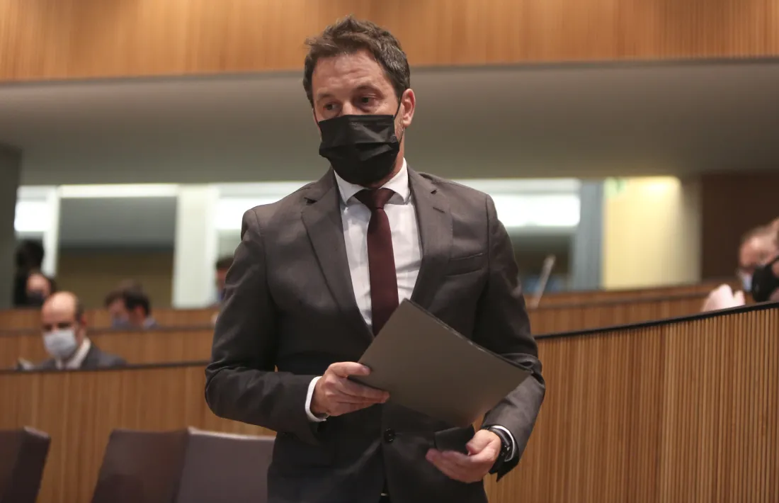 El president del grup parlamentari socialdemòcrata preparant-se per defensar l’esmena a la totalitat dels comptes.