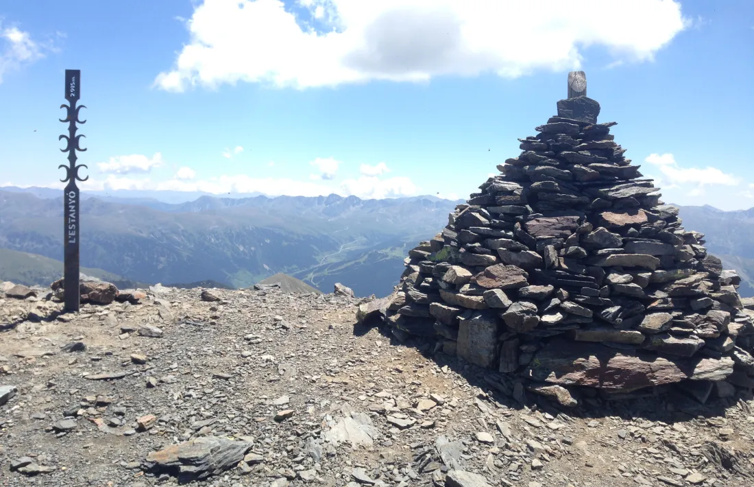 Cussol de pedra seca al pic de l'Estanyó.