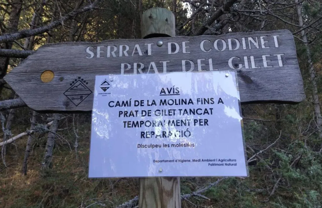 L'avís que el Comú d'Encamp ha penjat a l'inici del camí.