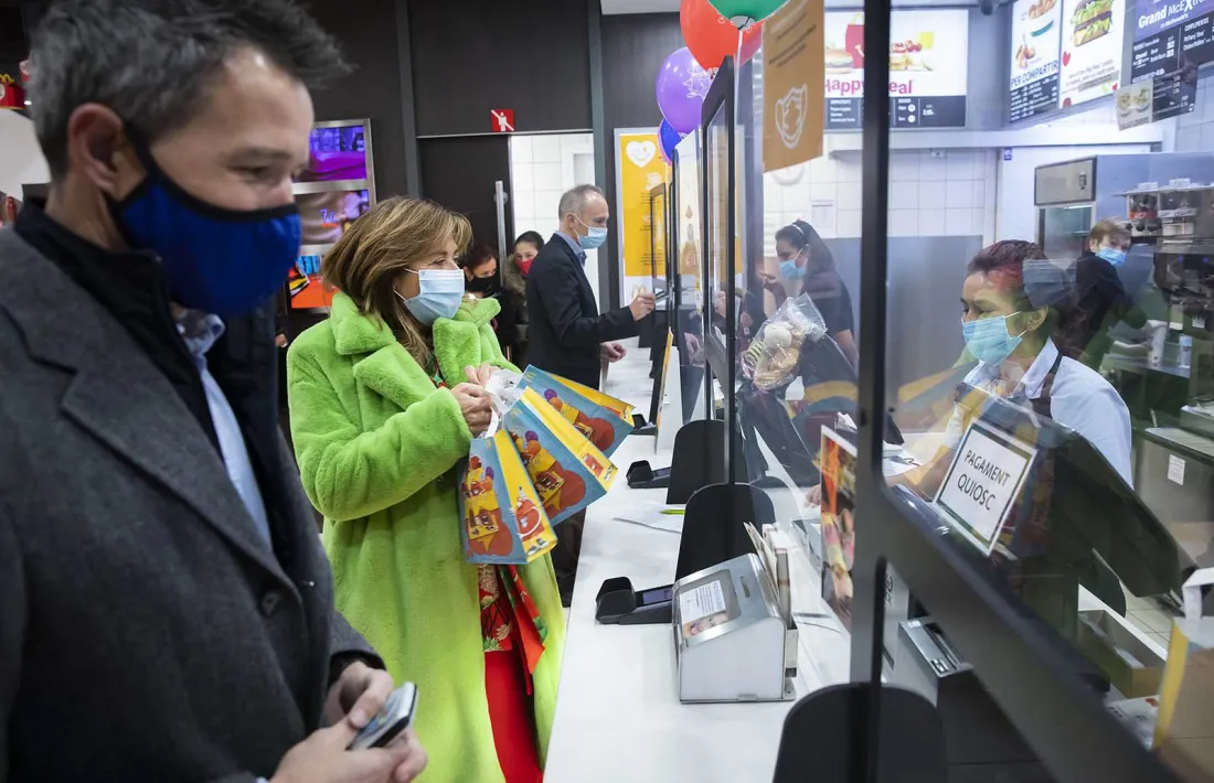 Els cònsols d'Andorra la Vella, Conxita Marsol i David Astrié, fent la comanda.