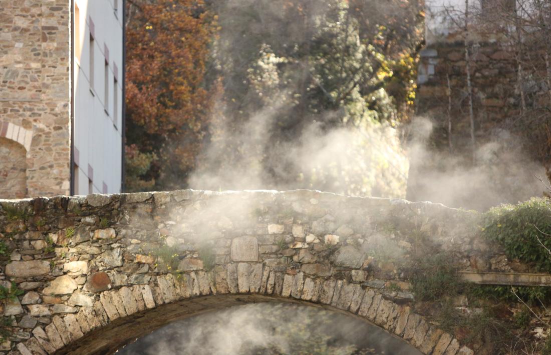  El pont de la Tosca es pensa com un indret on jugar amb les escultures de boira.