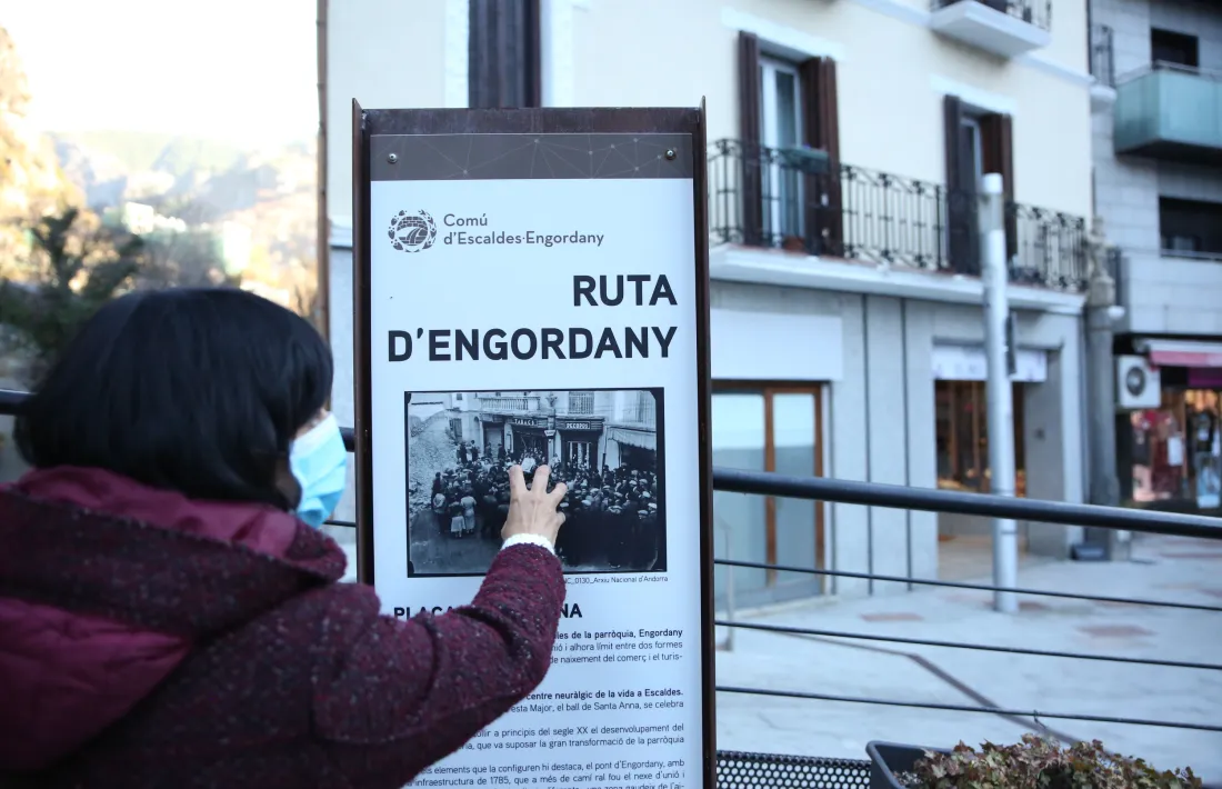 Montserrat Martell en un dels punts d’intervenció: la plaça Santa Anna.