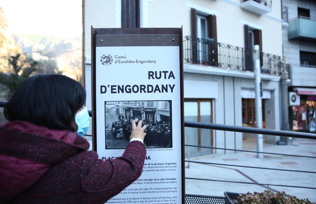 Montserrat Martell en un dels punts d’intervenció: la plaça Santa Anna.