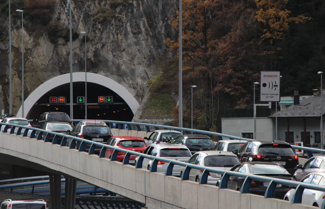 Vehicles fent cua a l'entrada de Sant Julià de Lòria.