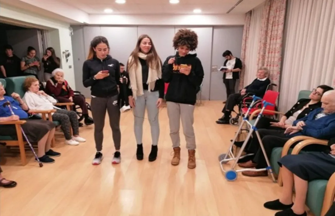 Una de les gravacions pel canal de YouTube del programa 'Jove voluntariat lector'.