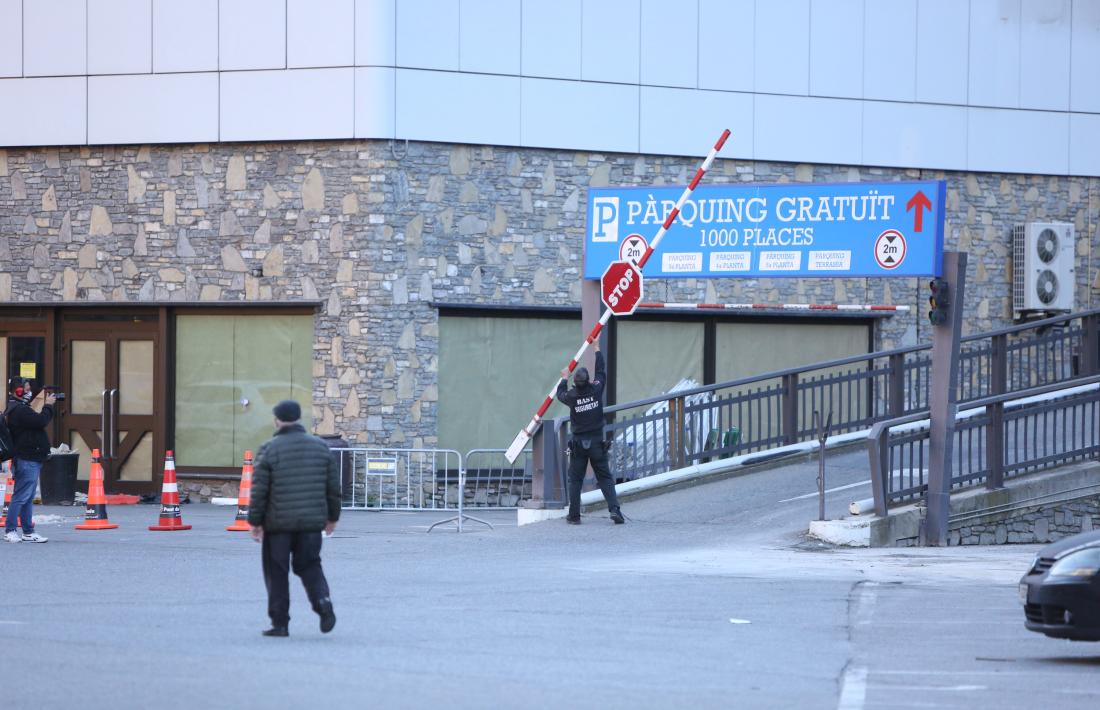 El guarda de seguretat tancant l’aparcament del Punt diumenge passat per últim cop.