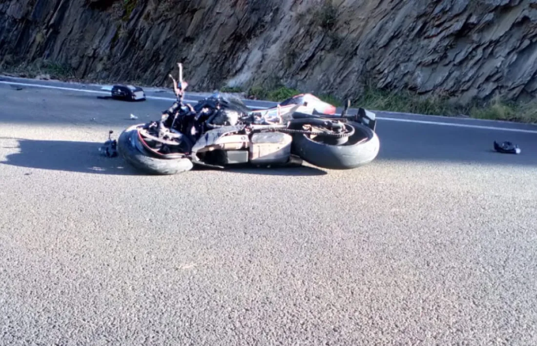 La motocicleta accidentada a la C-13 a Llavorsí.