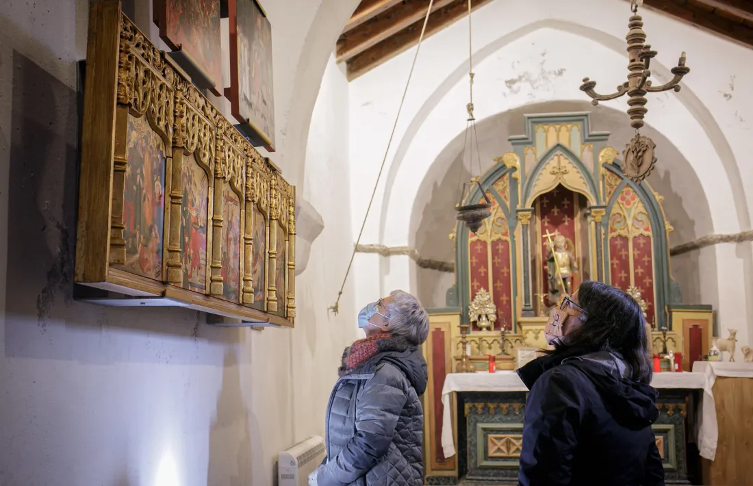 Garrallà i Forell observen la nova taula, a dalt, a la dreta, a sobre de la predel·la de Sant Miquel.