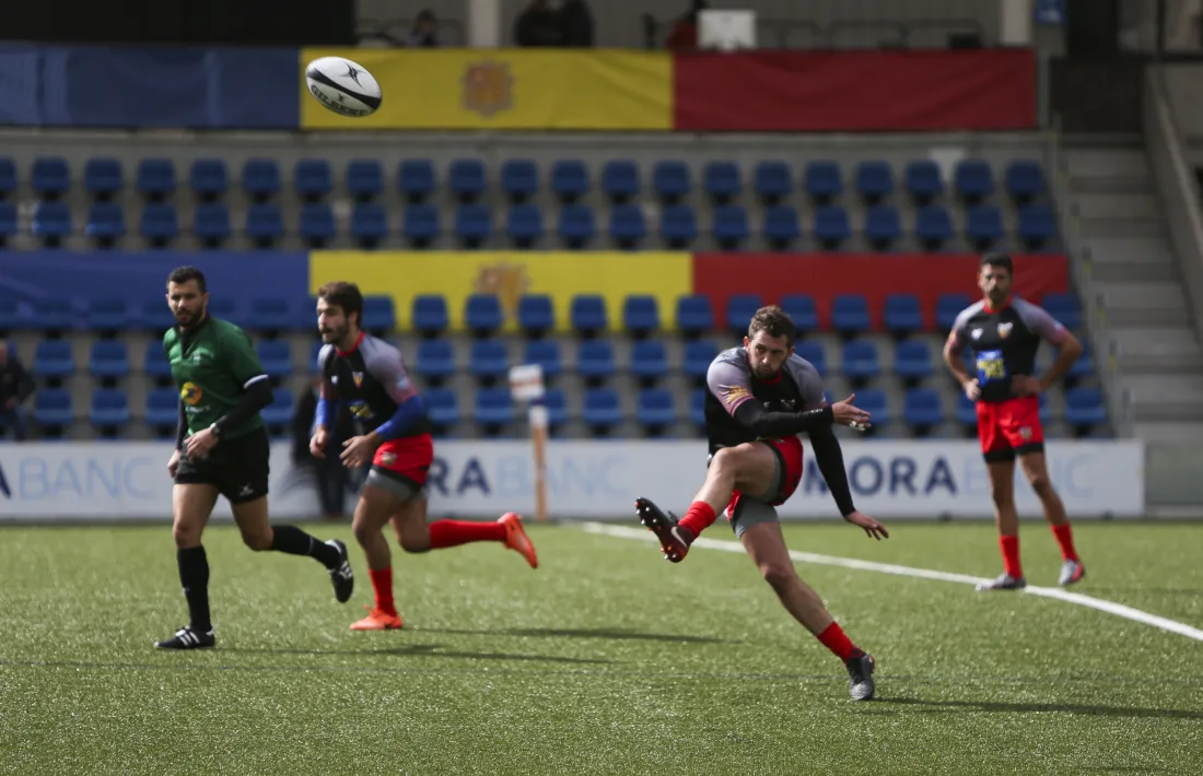 ‘Seba’ Barrera, un dels jugadors argentins del VPC Andorra, colpejant l’oval en una de les accions que més es van veure contra el Salvetat Plaisance. Foto: Facundo Santana