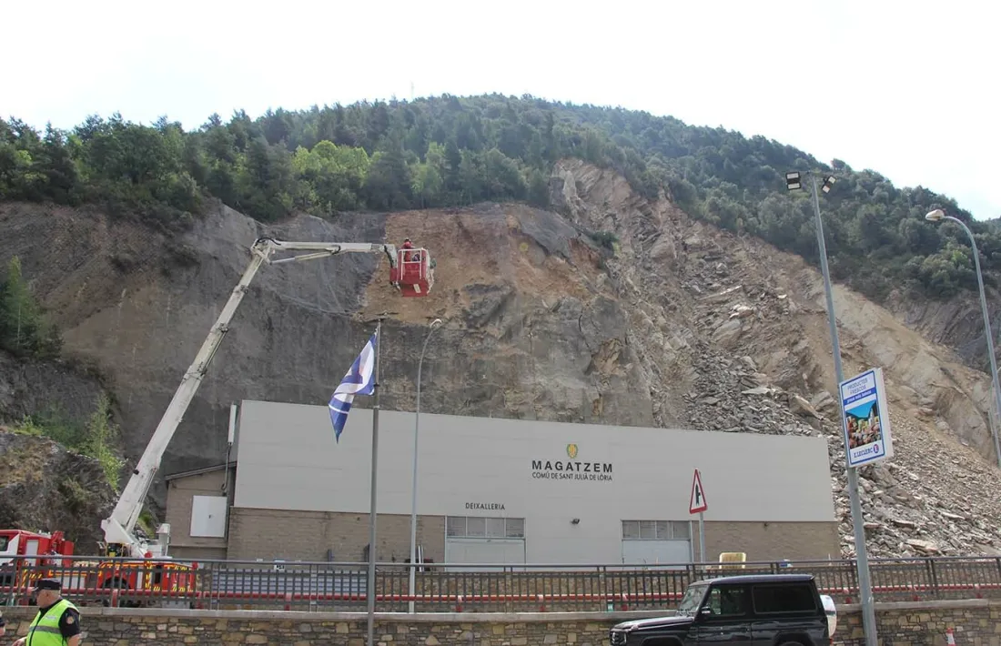 El magatzem comunal de Sant Julià de Lòria en el moment de l'esllavissada.