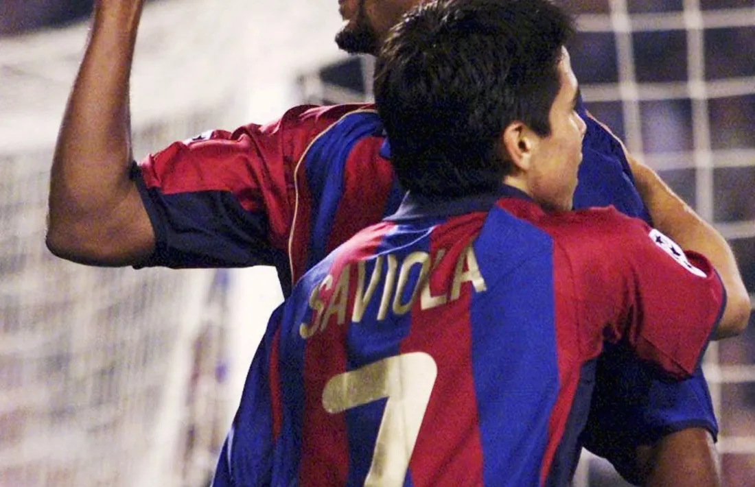Javier Saviola abraçant Kluivert. Foto: Getty Images