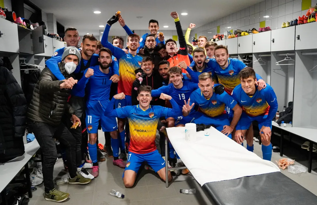 El migcampista Rubén Bover, al centre de la imatge de grup de celebració del triomf. Foto: FC Andorra